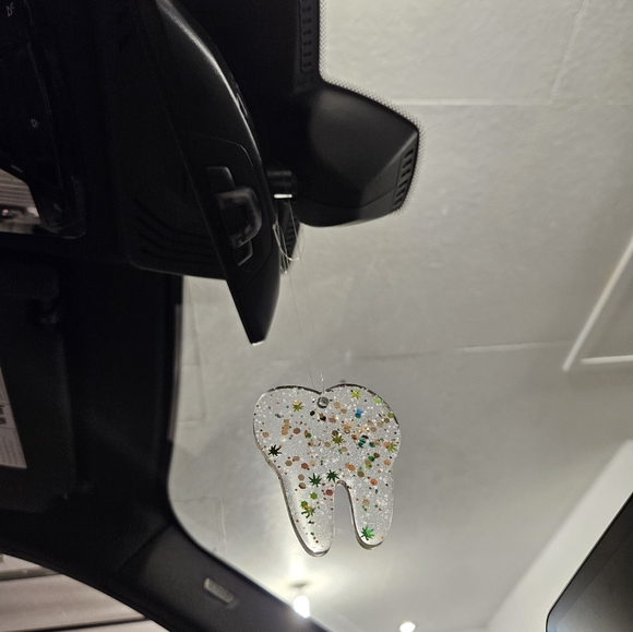 Hamdmade Glow in the dark tooth keychain - Picture 7 of 14